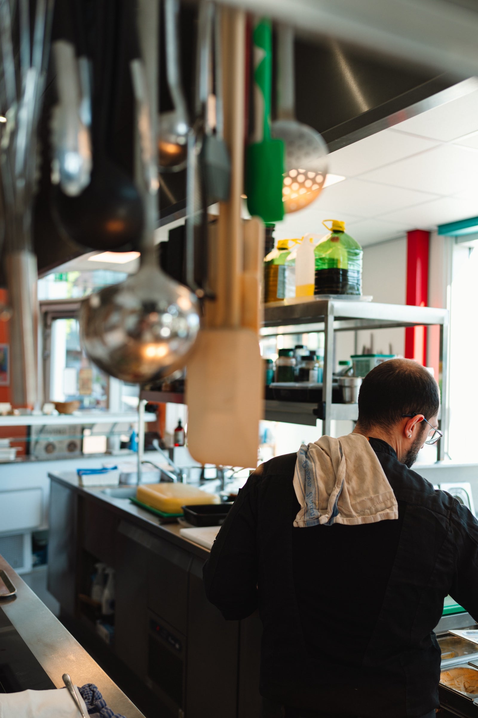 Brunch chef working in the kitchen of Bluey's oost Zeeburgereiland